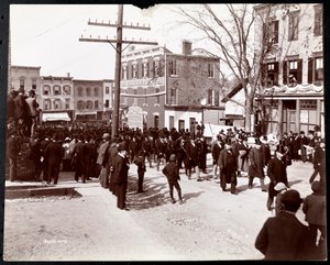 Militärparad med uniformerade män i topphattar i Dobbs Ferry, New York, 1898 (silvergelatintryck)